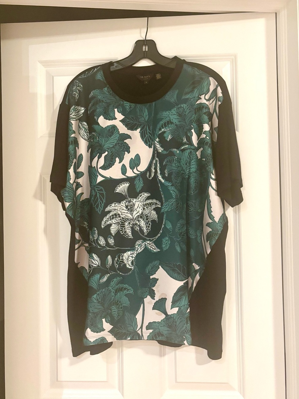Ted Baker Black and Teal Floral Short Sleeve Tee. Size 6 represents American XL